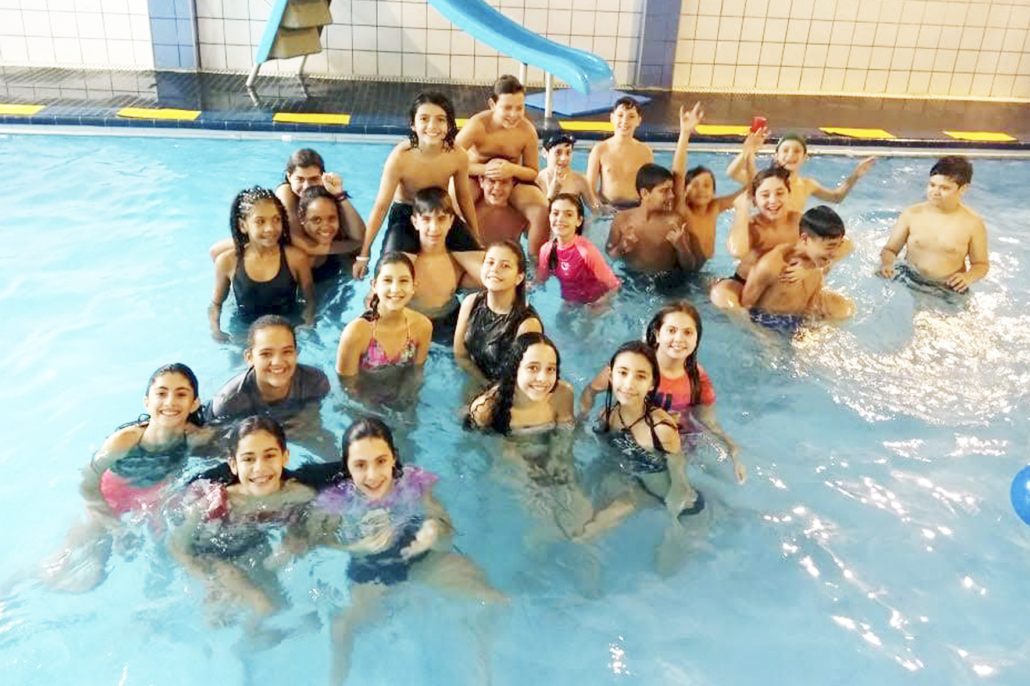 03 4 Alunos Do Ensino Fundamental II Realizam Atividades Na Piscina 